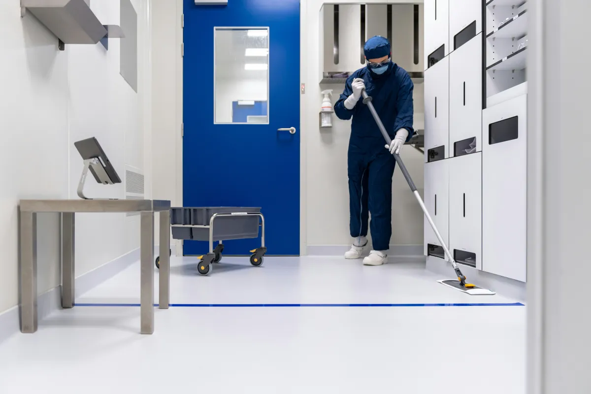 Professional commercial cleaning service - industrial facility maintenance